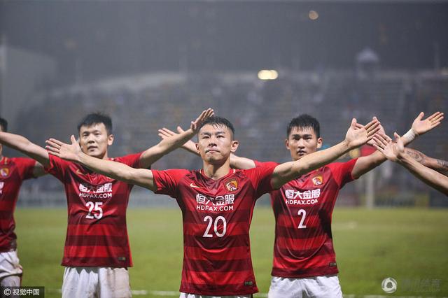 原本她可以早一些出来的，可是途中遇到了野鸡的踪迹，追野鸡去了，这才耽误了一会。